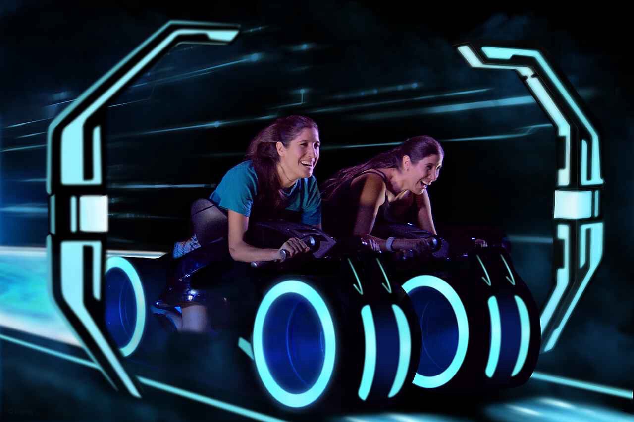 Hermanas en la atracción de Tron en Magic Kingdom