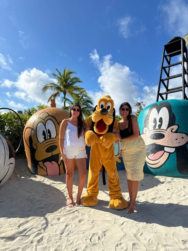 Hermanas abrazadas a Pluto en la Isla privada Castaway Cay en Bahamas